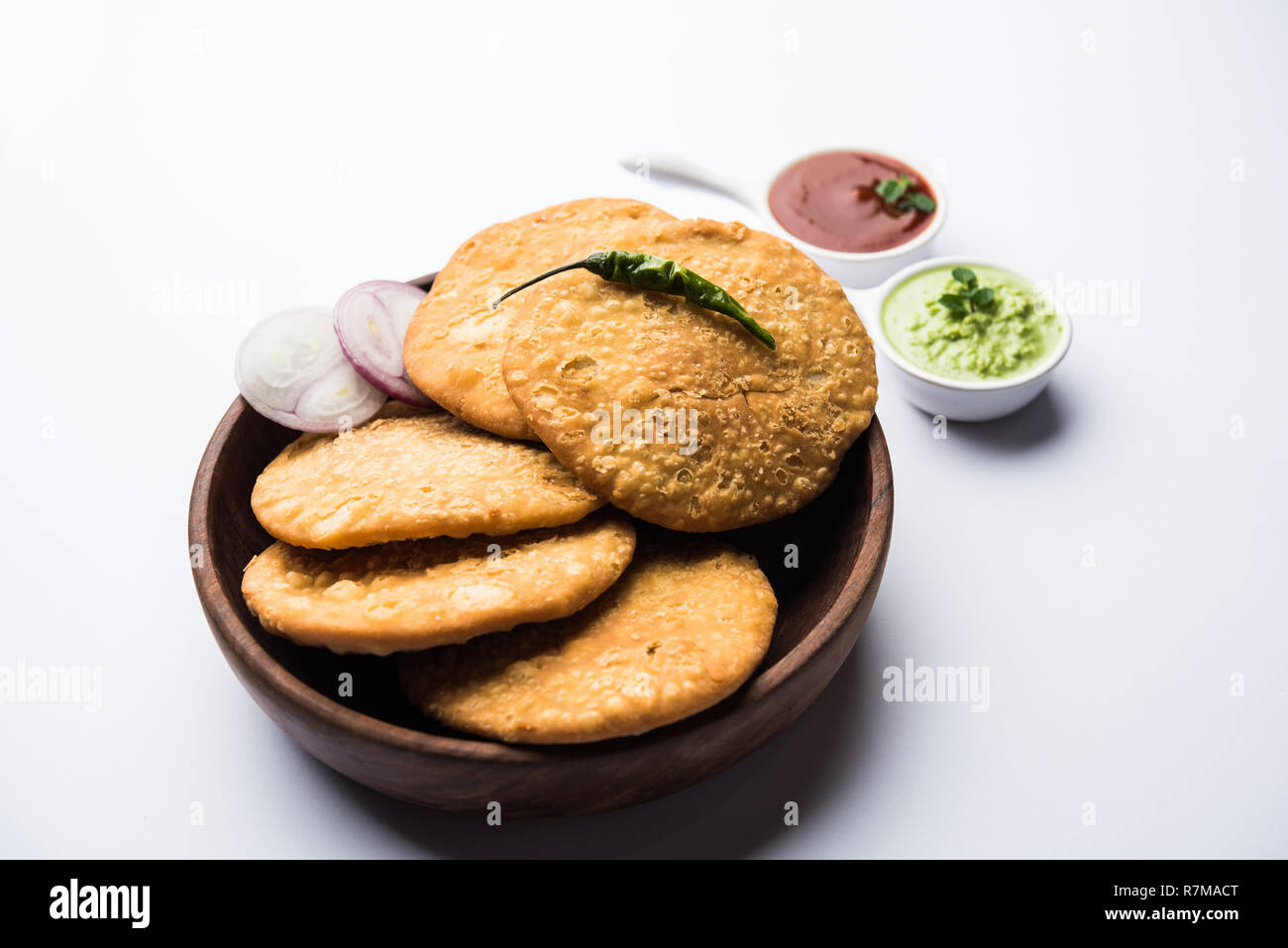 Shegaon or Rajasthani Kachori served with green Chutney and tomato