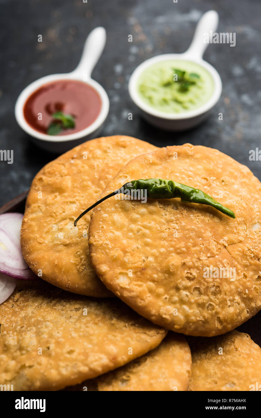 Shegaon or Rajasthani Kachori served with green Chutney and tomato
