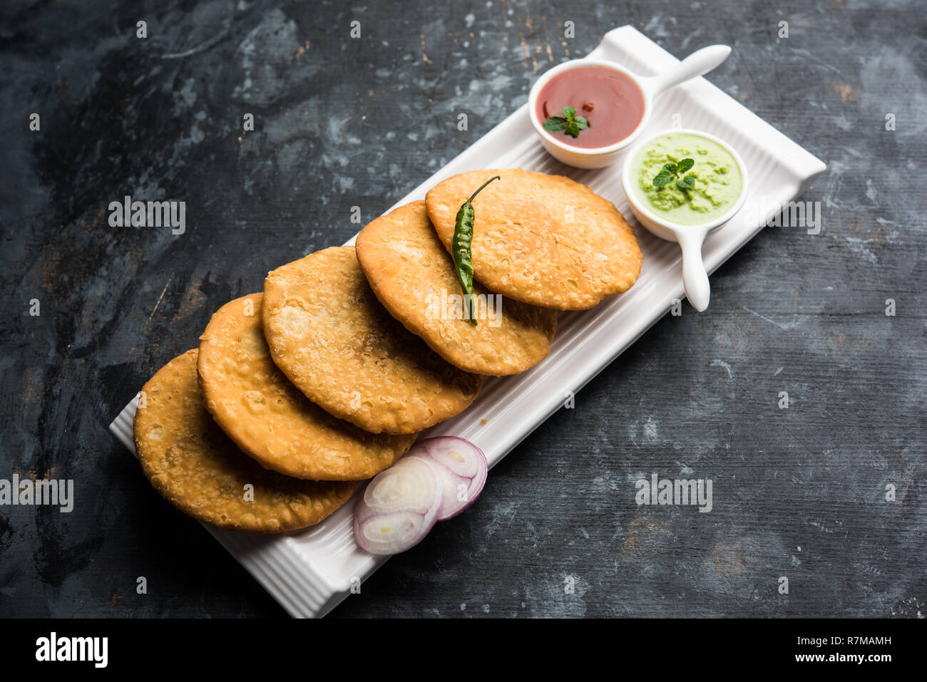Shegaon or Rajasthani Kachori served with green Chutney and tomato