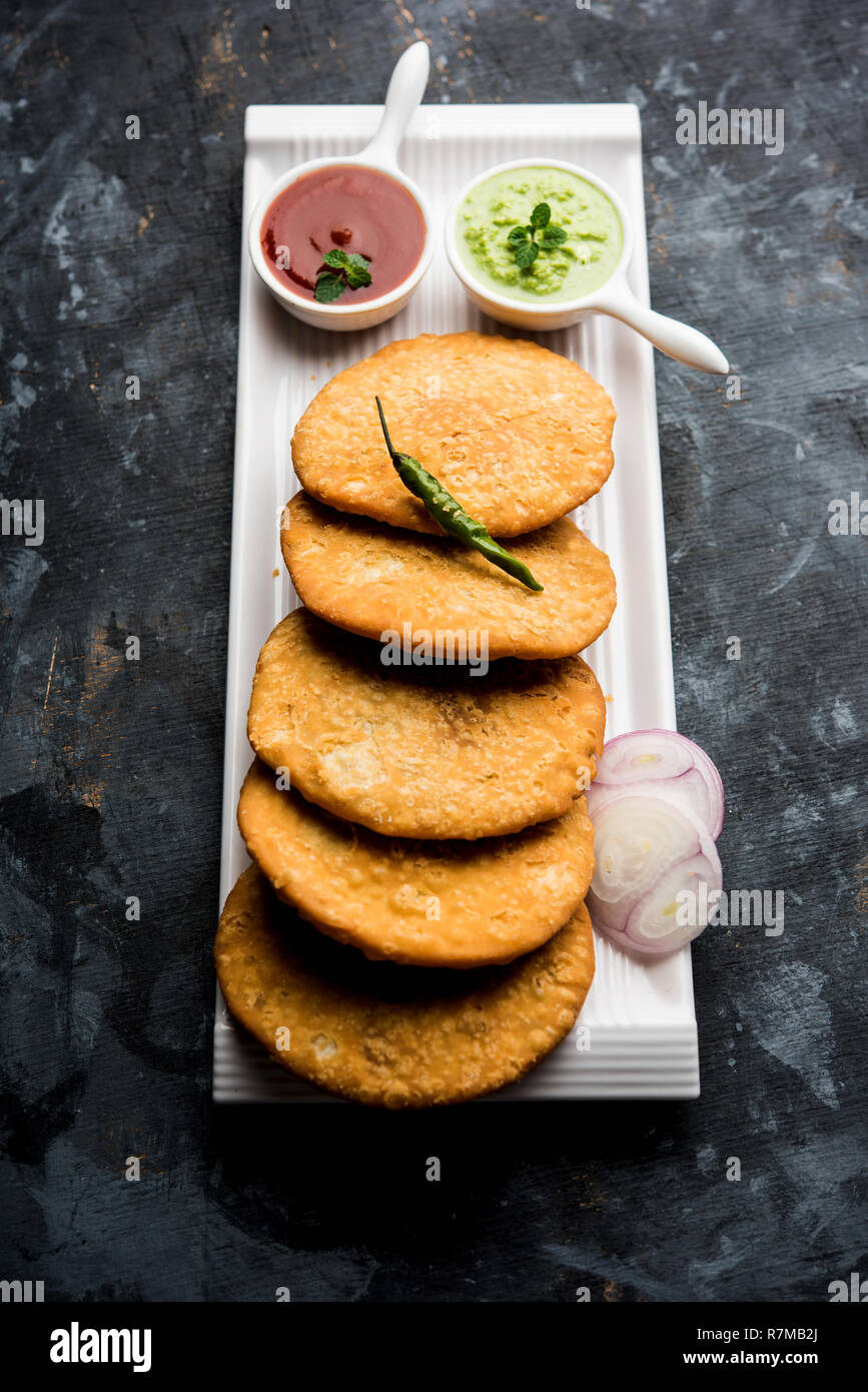 Shegaon or Rajasthani Kachori served with green Chutney and tomato