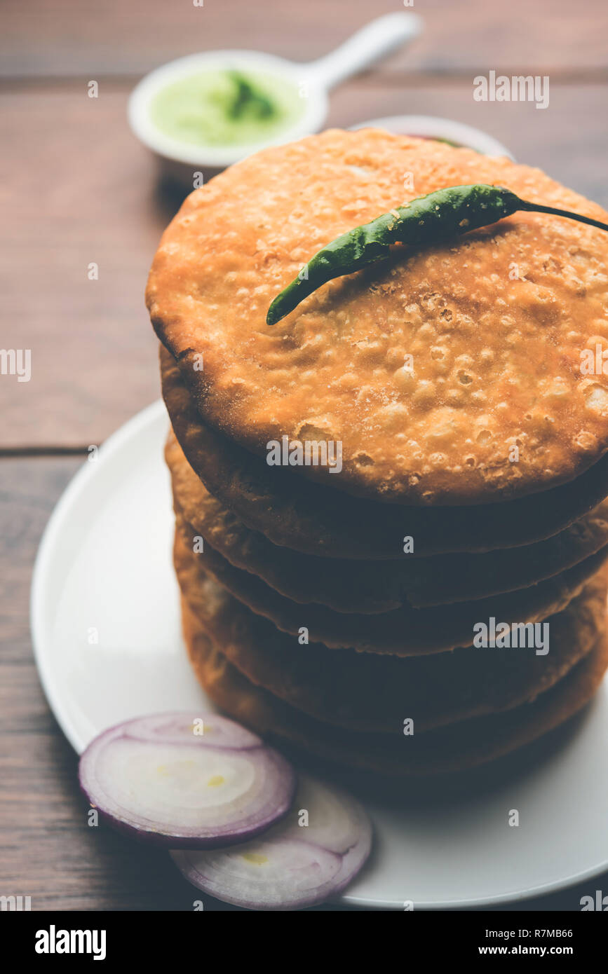 Shegaon or Rajasthani Kachori served with green Chutney and tomato