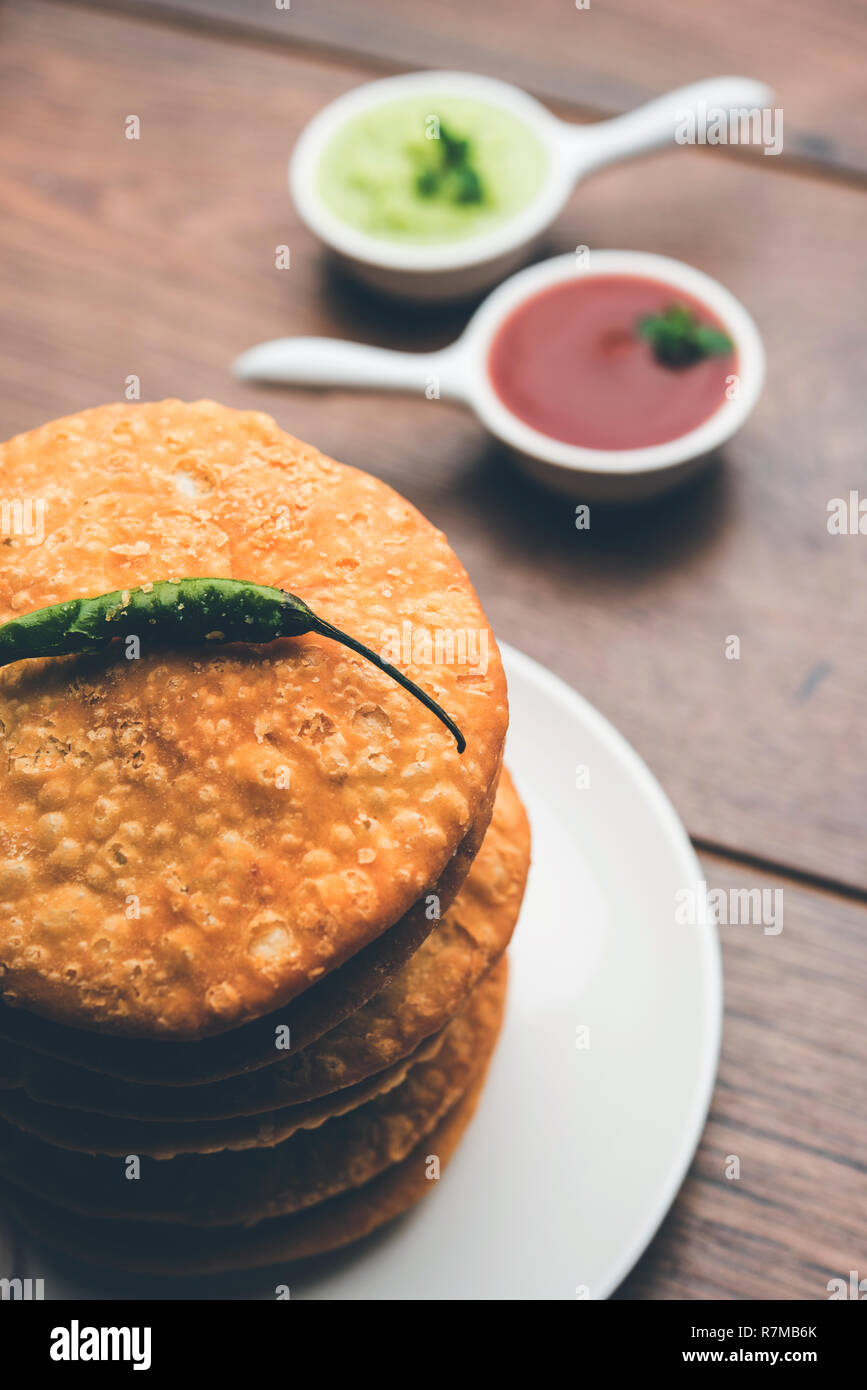 Shegaon or Rajasthani Kachori served with green Chutney and tomato