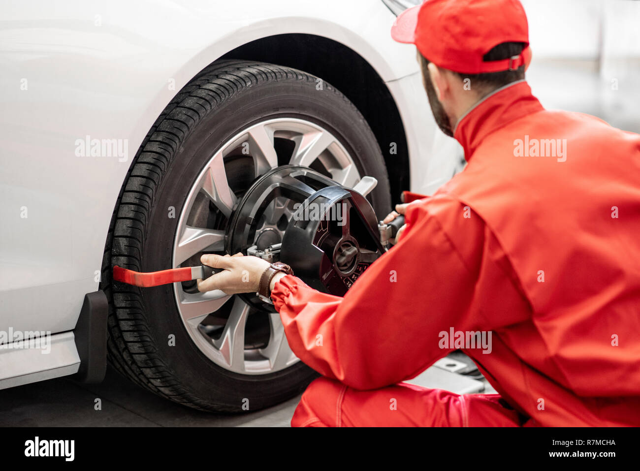 выравнивание шин. открутилось колесо. приспособление для демонтажа прикипевших колес. выравнивание шин. шиномонтаж развал схождение.