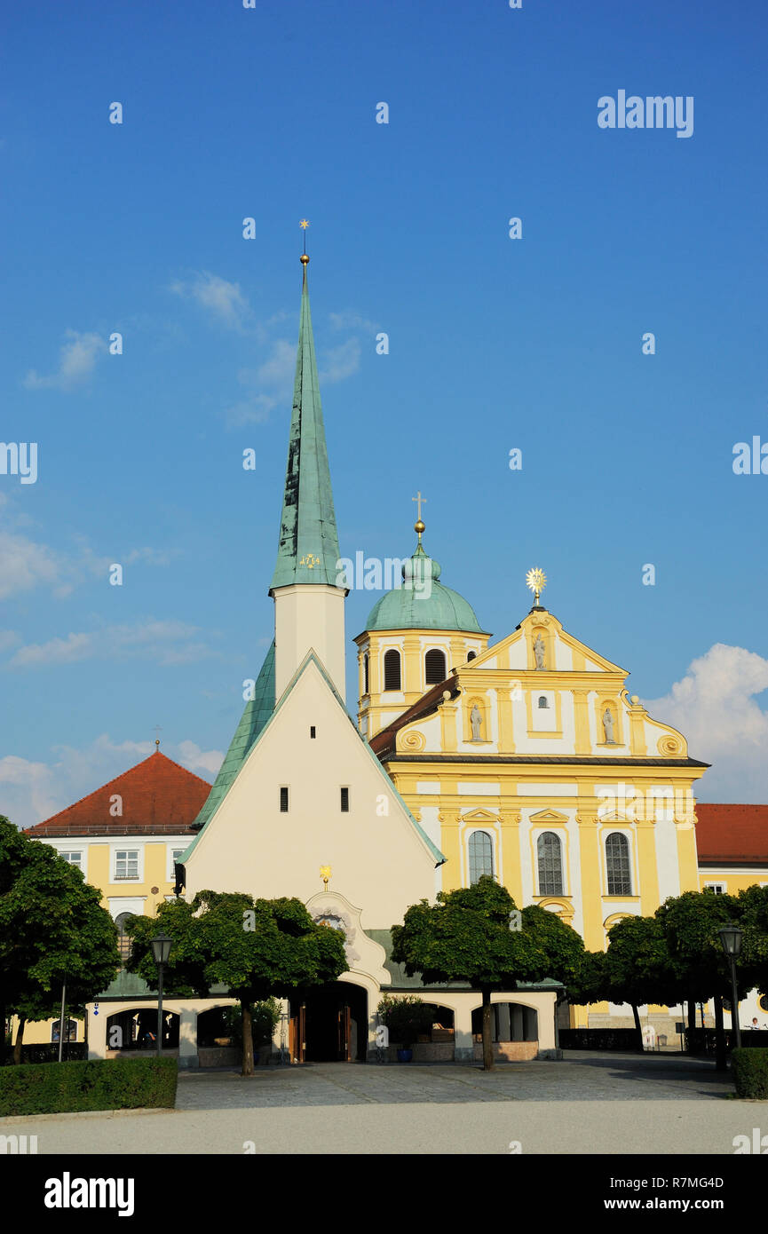 Blick vom Kapellplatz auf die Gnadenkapelle, links, und rechts Kapuzinerkirche Sankt, St., Magdalena, barocke Wallfahrtskirche, Altötting, Landkreis A Stock Photo