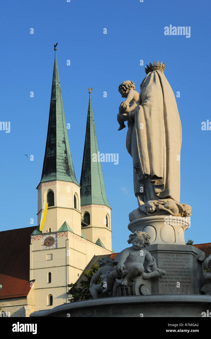 Marienbrunnen von Santino Solari und Türme der Stiftspfarrkirche St. Philipp und Jakob, Altötting, Landkreis Altötting, Oberbayern, Bayern, Deutschlan Stock Photo