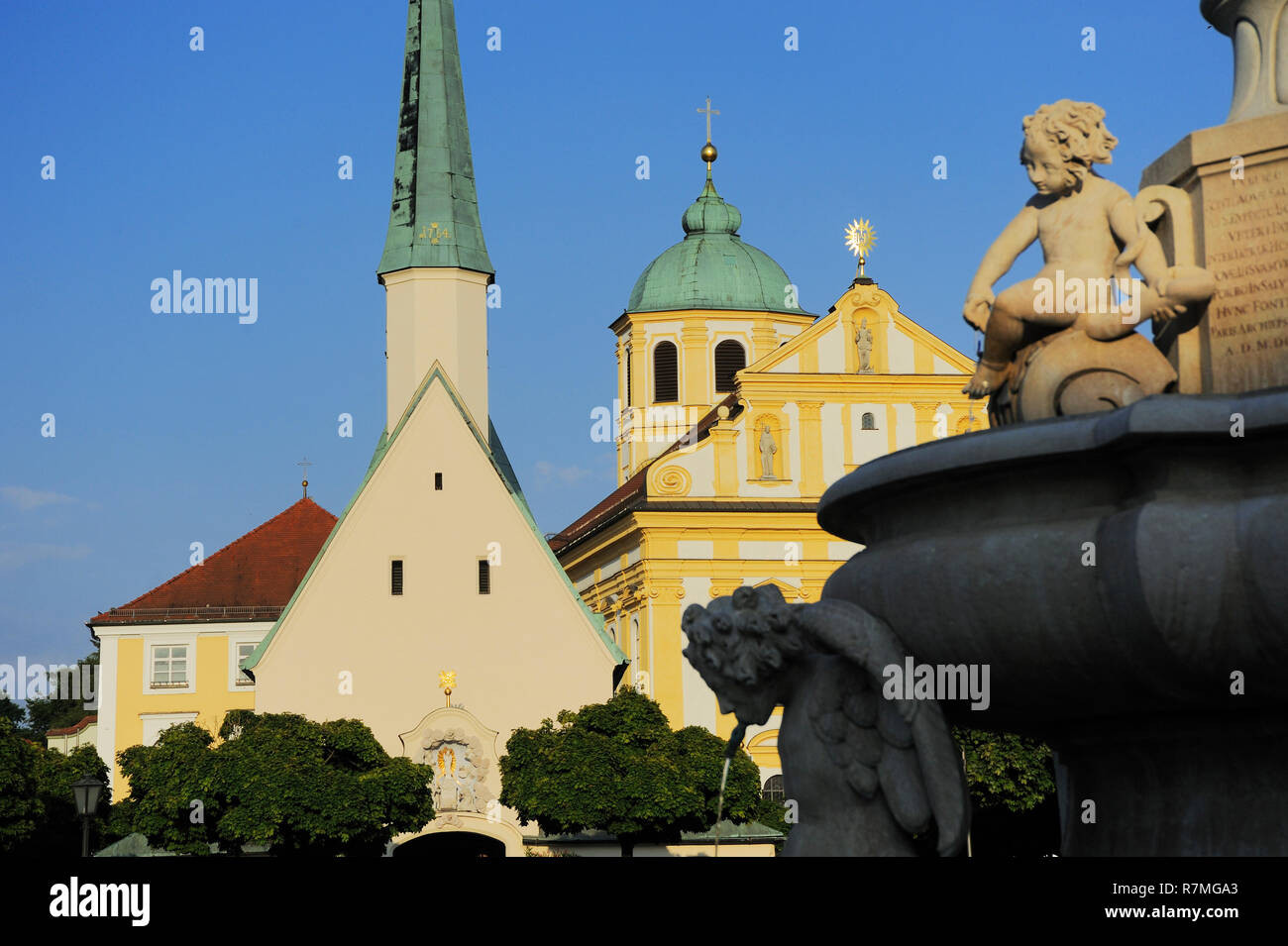 Blick vom Kapellplatz auf Marienbrunnen, VG, von Santino Solari, HG links Gnadenkapelle und rechts Kapuzinerkirche Sankt, St., Magdalena, barocke Wall Stock Photo