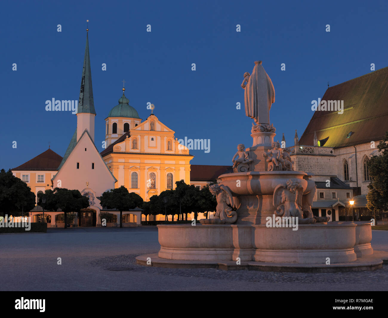 Kapellplatz, Marienbrunnen, VG, von Santino Solari, HG links Gnadenkapelle, rechts daneben, Kapuzinerkirche Sankt, St., Magdalena, barocke Wallfahrtsk Stock Photo