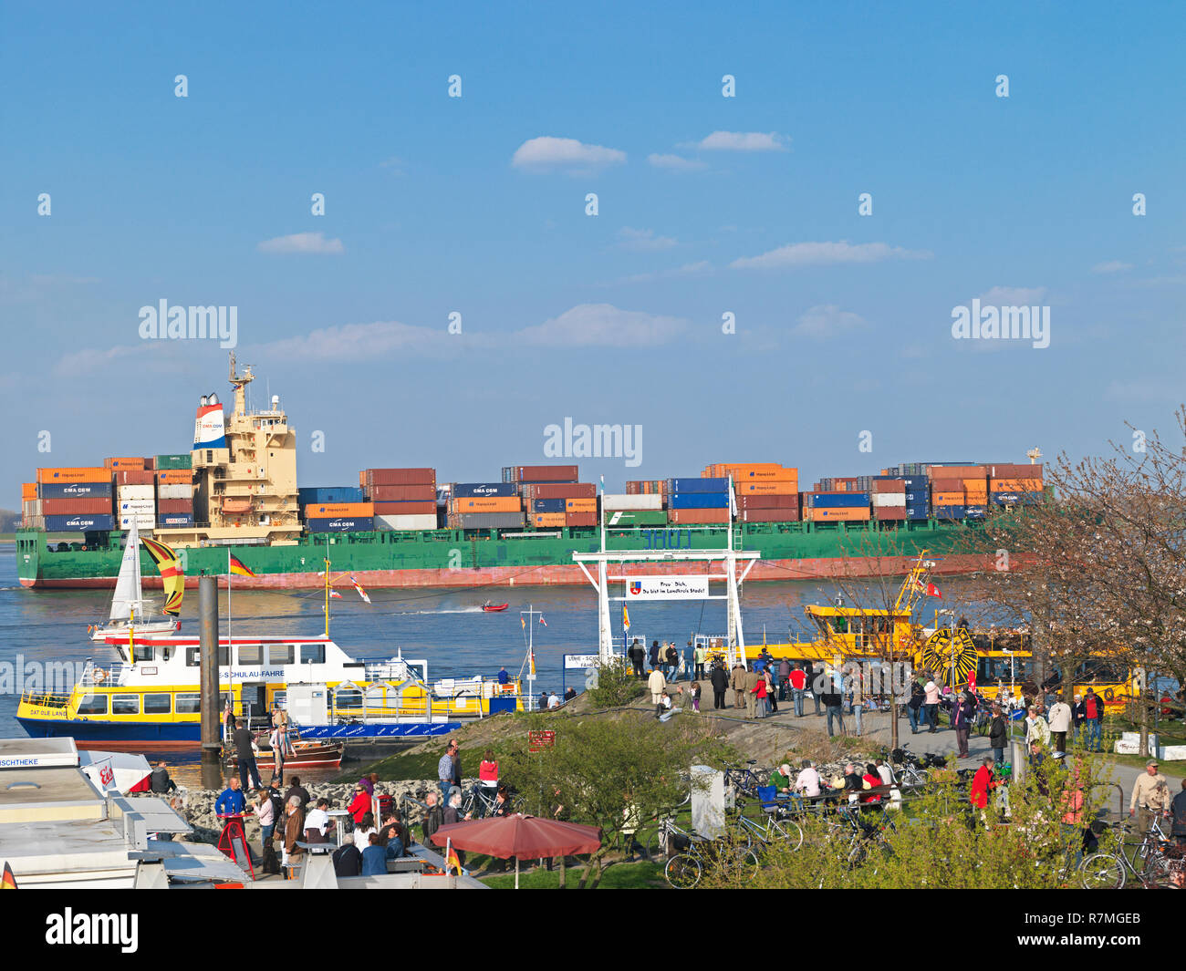 Containerschiff auf der Elbe bei Grünendeich mit Fähranleger Lühe-Schulau, Alte Land, Landkreis Stade, Niedersachsen, Deutschland Stock Photo