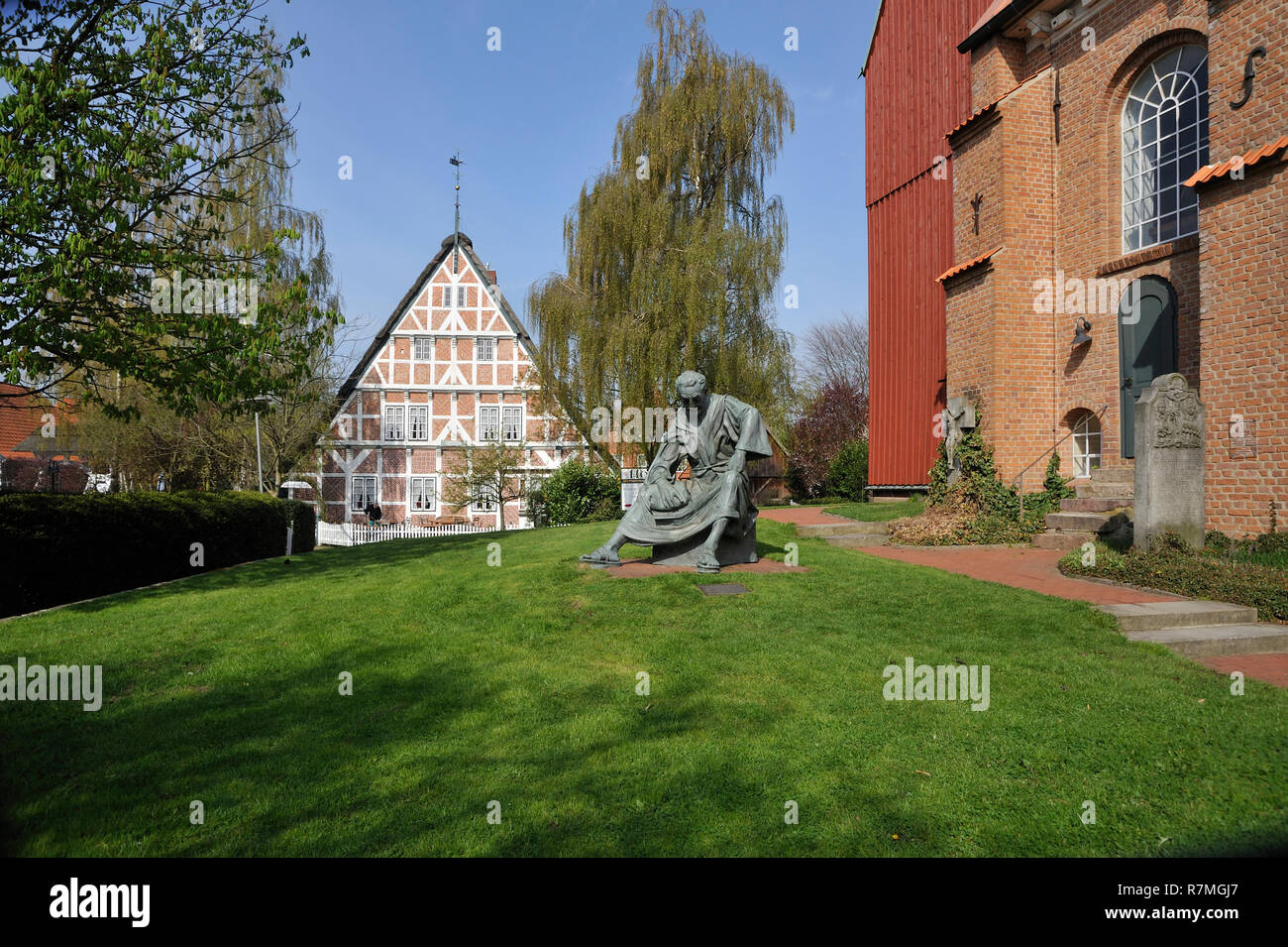 Blick auf das Hotel Windmüller, VG Skulptur von Priester Hendrik, rechts St. Martini et Nicolai-Kirche, Steinkirchen, Samtgemeinde Lühe im Landkreis S Stock Photo