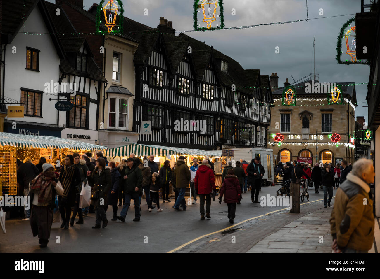 crowds-of-people-at-the-victorian-christmas-market-with-lights-and