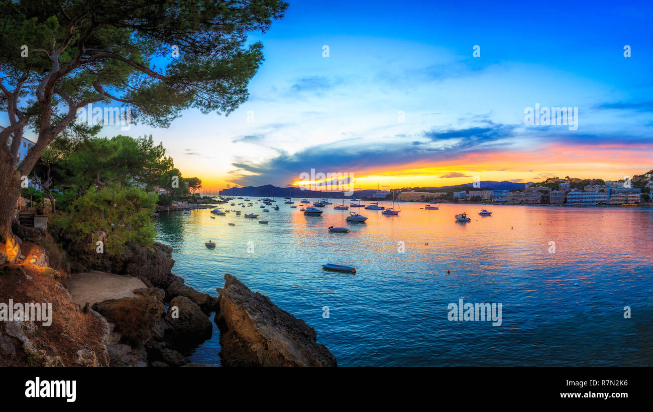 Santa Ponsa Mallorca sunset over the bay with boats in the harbour Stock Photo
