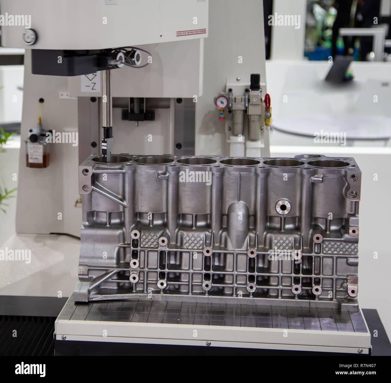 Roundness and Cylindrical Profile Measuring Instrument operate on