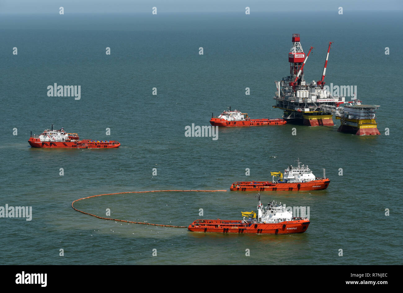 Oil boom hi-res stock photography and images - Alamy