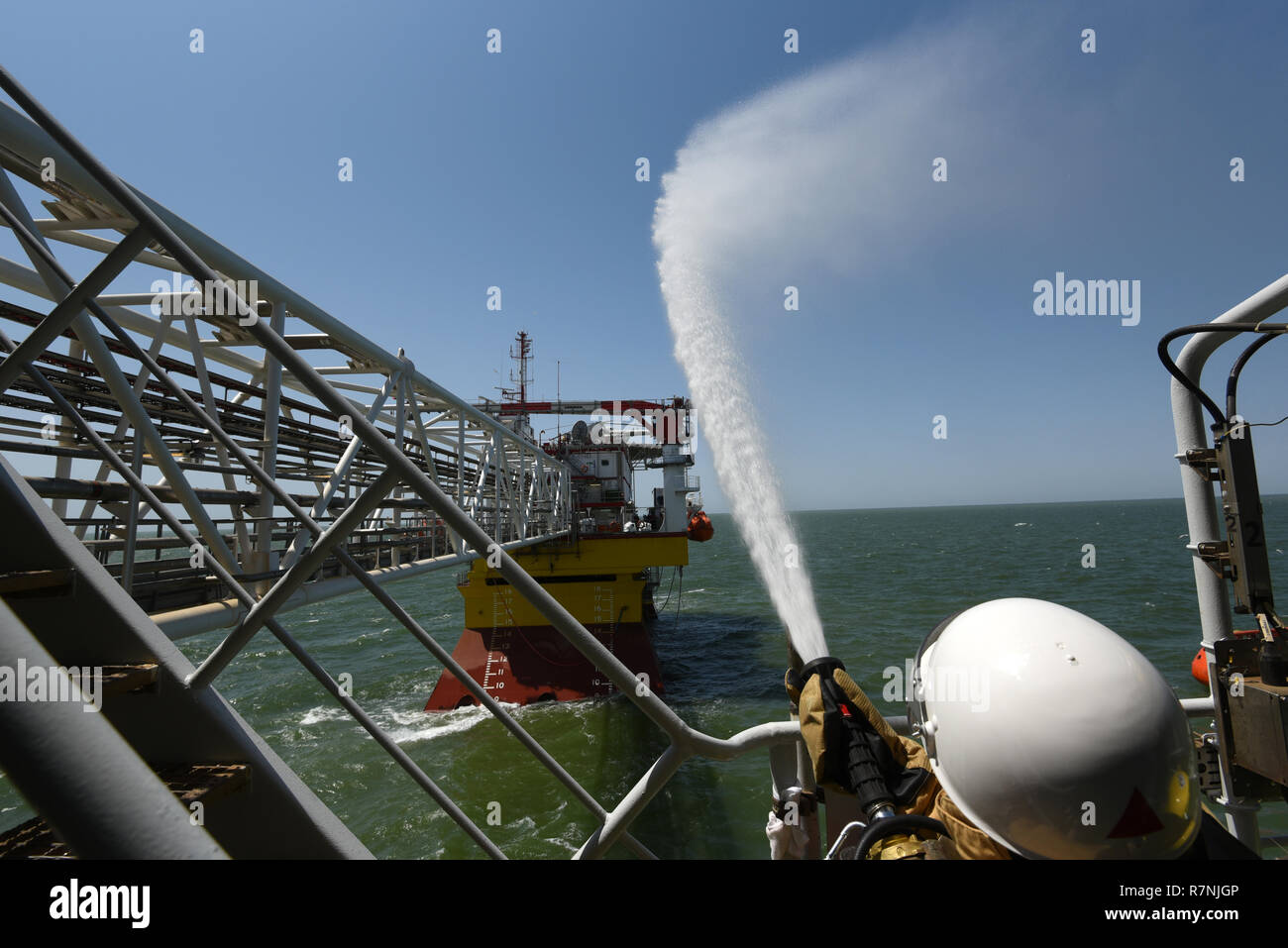 Offshore oil rig fire hi-res stock photography and images - Alamy