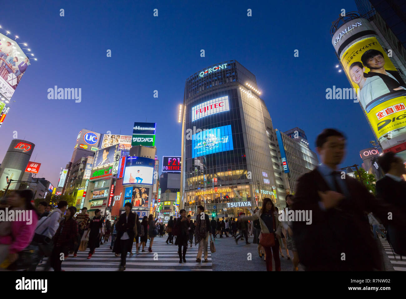 Shibuya scramble crossing tokyo night hi-res stock photography and ...