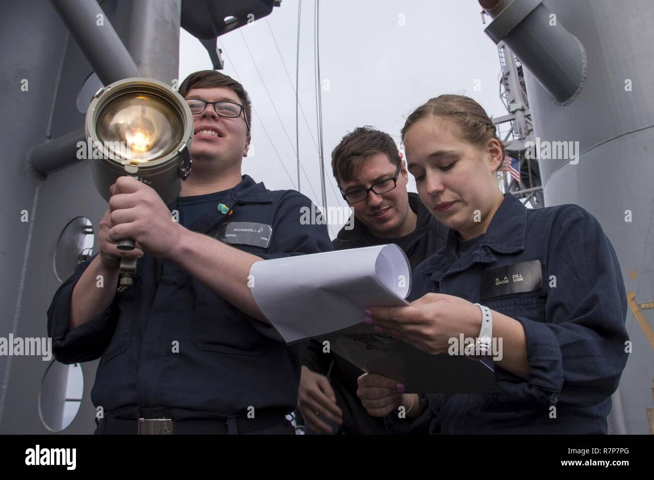 EAST CHINA SEA (March 30, 2017) Quartermasters use flashinglight Morse