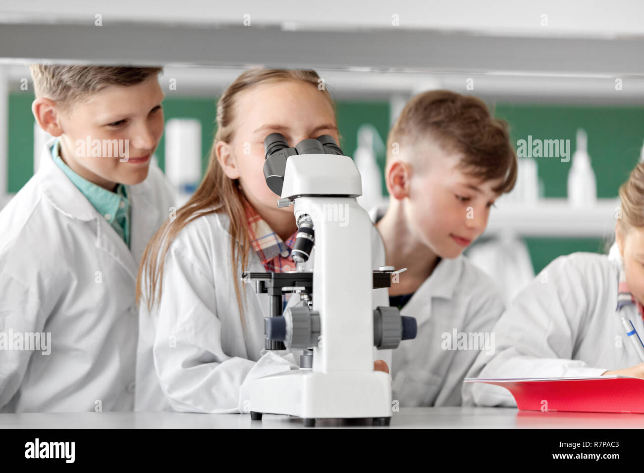 химические опыты в лабораторри. стем образование в школе. студенты ученые. Research in science education. анализатор растворенного кислорода марк-3010.