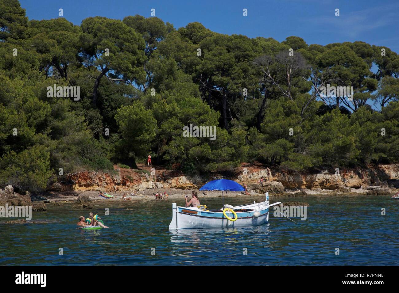 France, Alpes Maritimes, Cannes, islands of Lerins, island Sainte Marguerite Family in a small boat marina in the lagoon facing the pines of the island Sainte Marguerite Stock Photo