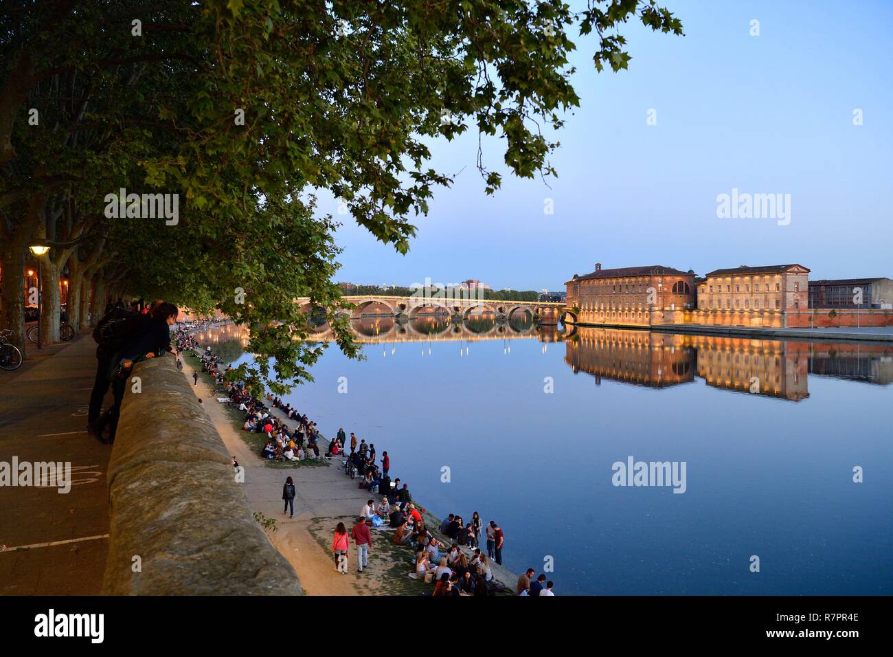 France, Haute Garonne, Toulouse, Garonne banks, Henri Martin Promenade, Quai Lucien Lombard, Pont Neuf and Hotel Dieu St Jacques, listed as World Heritage by UNESCO Stock Photo