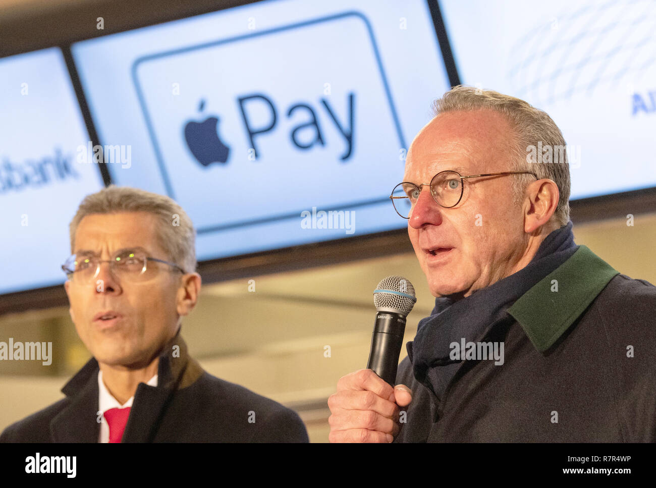 11 December 2018, Bavaria, München: Karl-Heinz Rummenigge (r), CEO of FC  Bayern Munich, and Michael Diederich, Spokesman of the Executive Board of  HypoVereinsbank, attend the press conference to present the cooperation  between