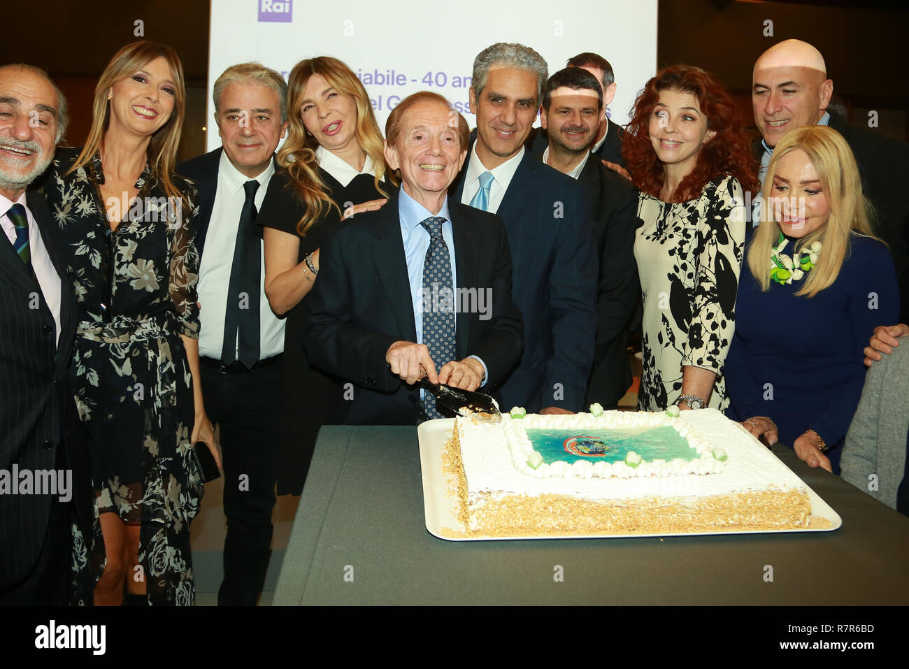 Dolce torta di compleanno con due dinosauri stilizzati sulla superficie  Foto stock - Alamy