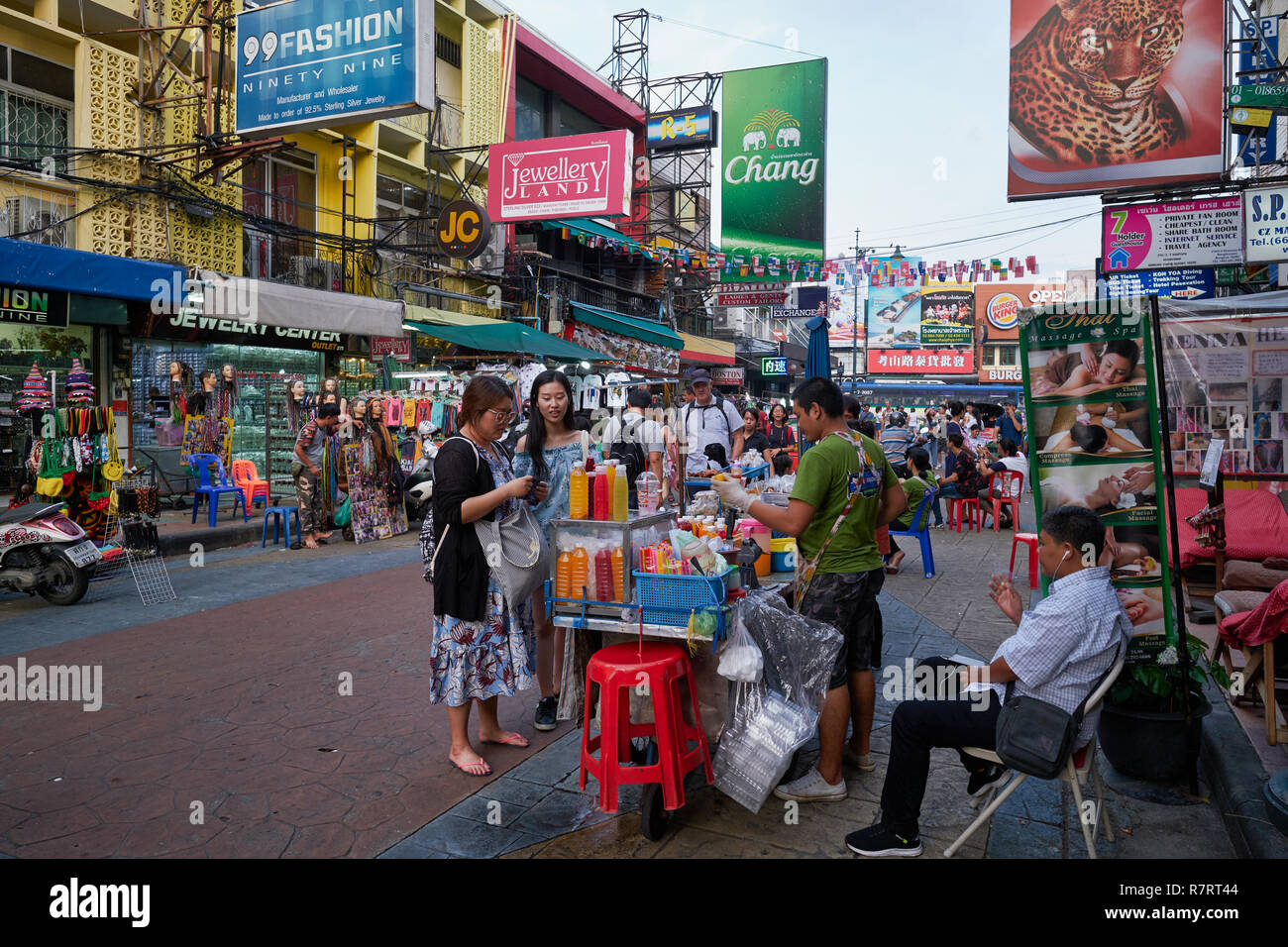 Grafting in the meantime Compress Tourists and street vendors in Khao San Road in Banglamphoo, Bangkok,  Thailand, Bangkok's best known backpacker and tourist mile Stock Photo -  Alamy