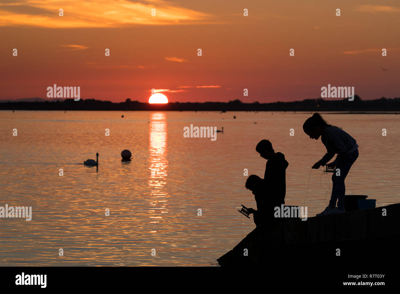 Silhouettes children in sunset hi-res stock photography and images - Alamy