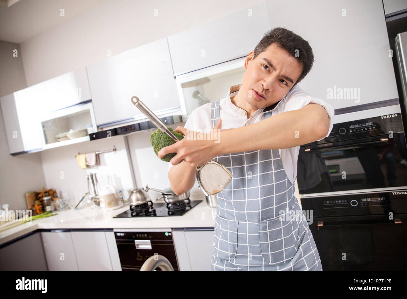 Man Using Kitchen Machine Busy kitchen family hi-res stock photography and images - Alamy