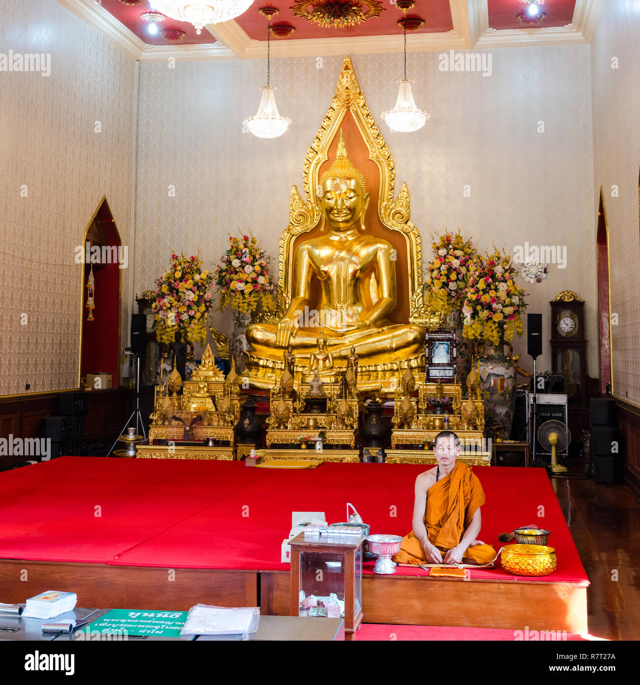 Golden buddhist monk statue hi-res stock photography and images - Alamy