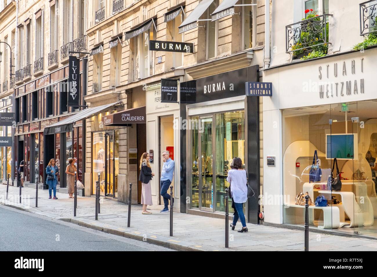 Paris, rue du faubourg Saint-Antoine, facades Stock Photo - Alamy