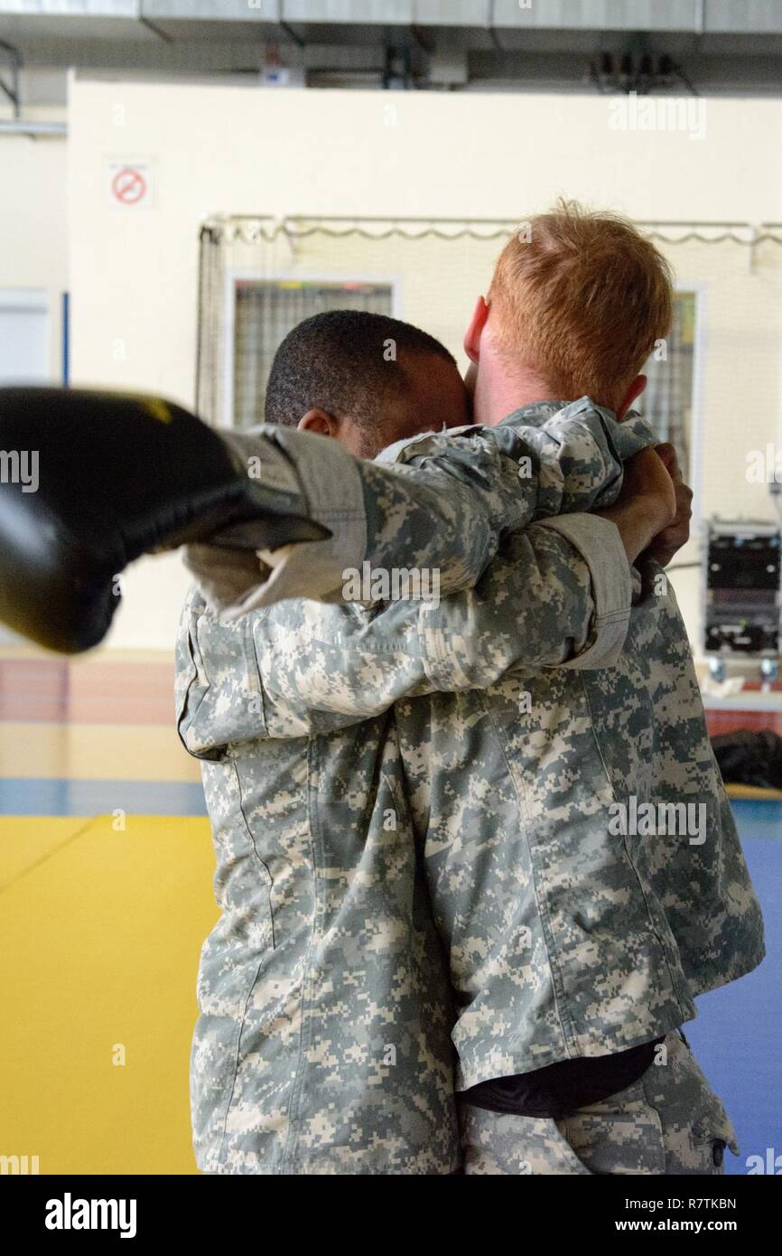 U s army basic combatives instructor class hi-res stock photography and ...