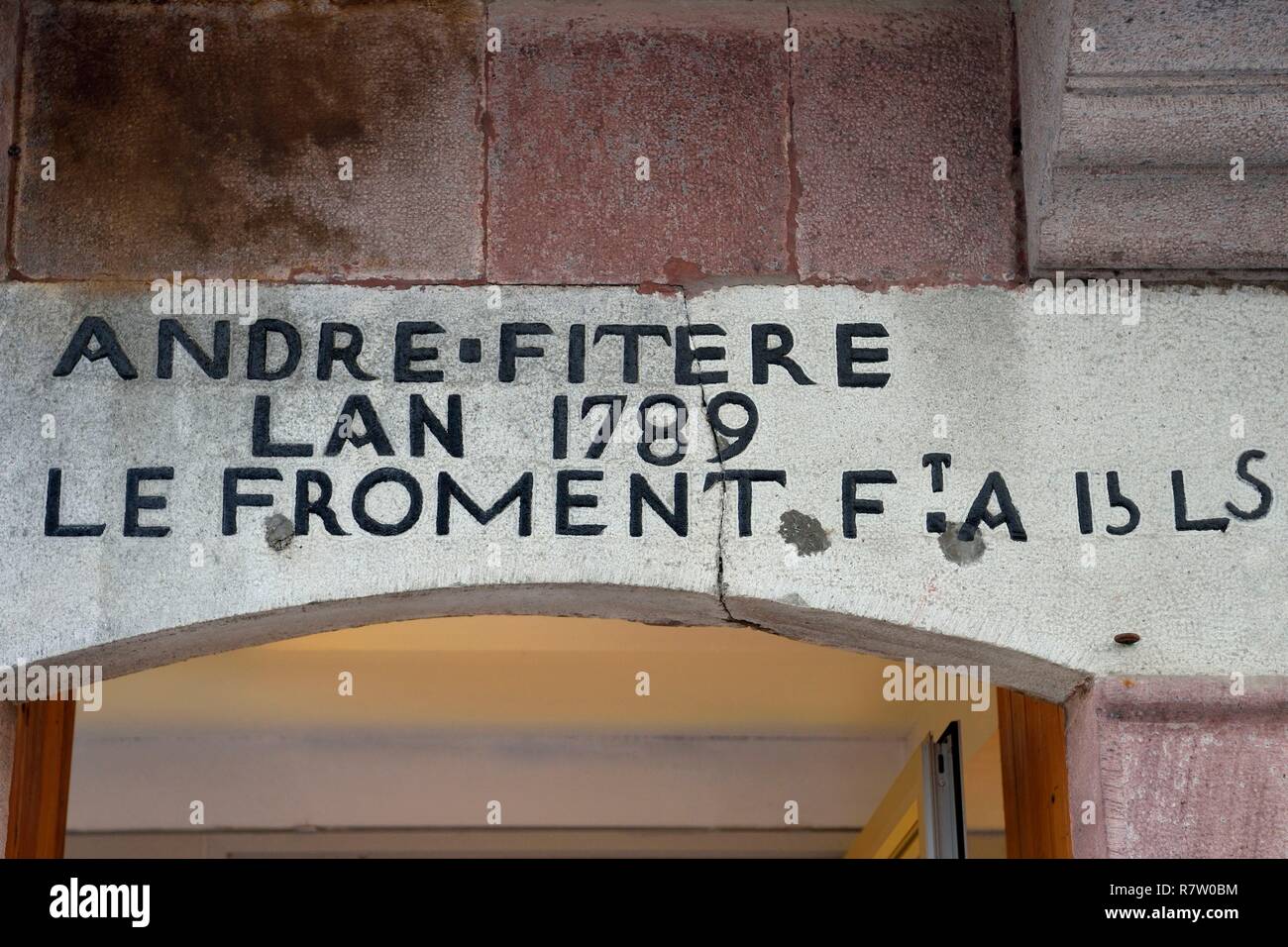 France, Pyrenees Atlantiques, Basque Country, Saint Jean Pied de Port, 9 rue d'Espagne (Spain street) on the Way of St. James, lintel that reflects the anger of the baker André Fitere who complained in 1789 of the too high price of wheat at 15 pounds Stock Photo