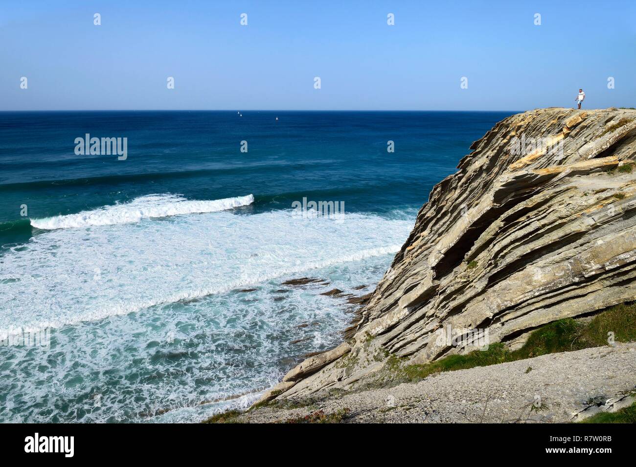 France, Pyrénées-Atlantiques (64), Pays-Basque, la Corniche Basque, Urrugne, la côte Atlantique vers Socoa, falaises de flysch/France, Pyrenees Atlantiques, Basque Country coast, the Basque Corniche, Urrugne, the Atlantic coast towards Socoa, flysch cliffs Stock Photo