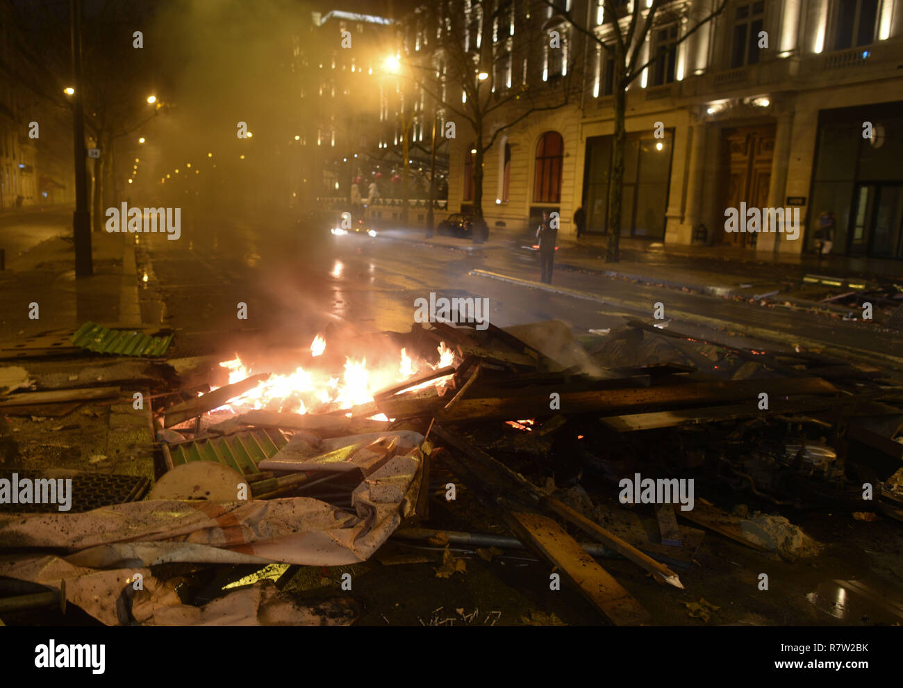 December 01, 2018 - Paris, France: Remains of a barricade on fire on avenue  Kleber after a day of violent protest against French President Emmanuel  Macron's policies. Yellow vest protesters set fire