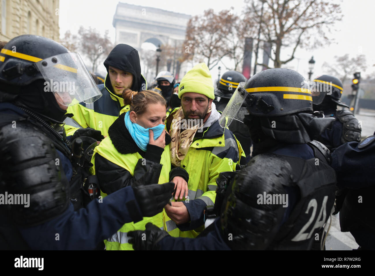 December 01, 2018 - Paris, France: Police check yellow vest protesters's  belongings before letting them enter on the Champs-Elysees to make sure  they don't carry weapons. Des gilets jaunes se font fouiller