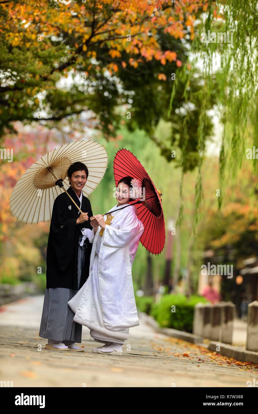 Japan, Honshu island, Kyoto, Gion district, a japanese couple dressed in traditional clothes gets married in Kyoto Stock Photo