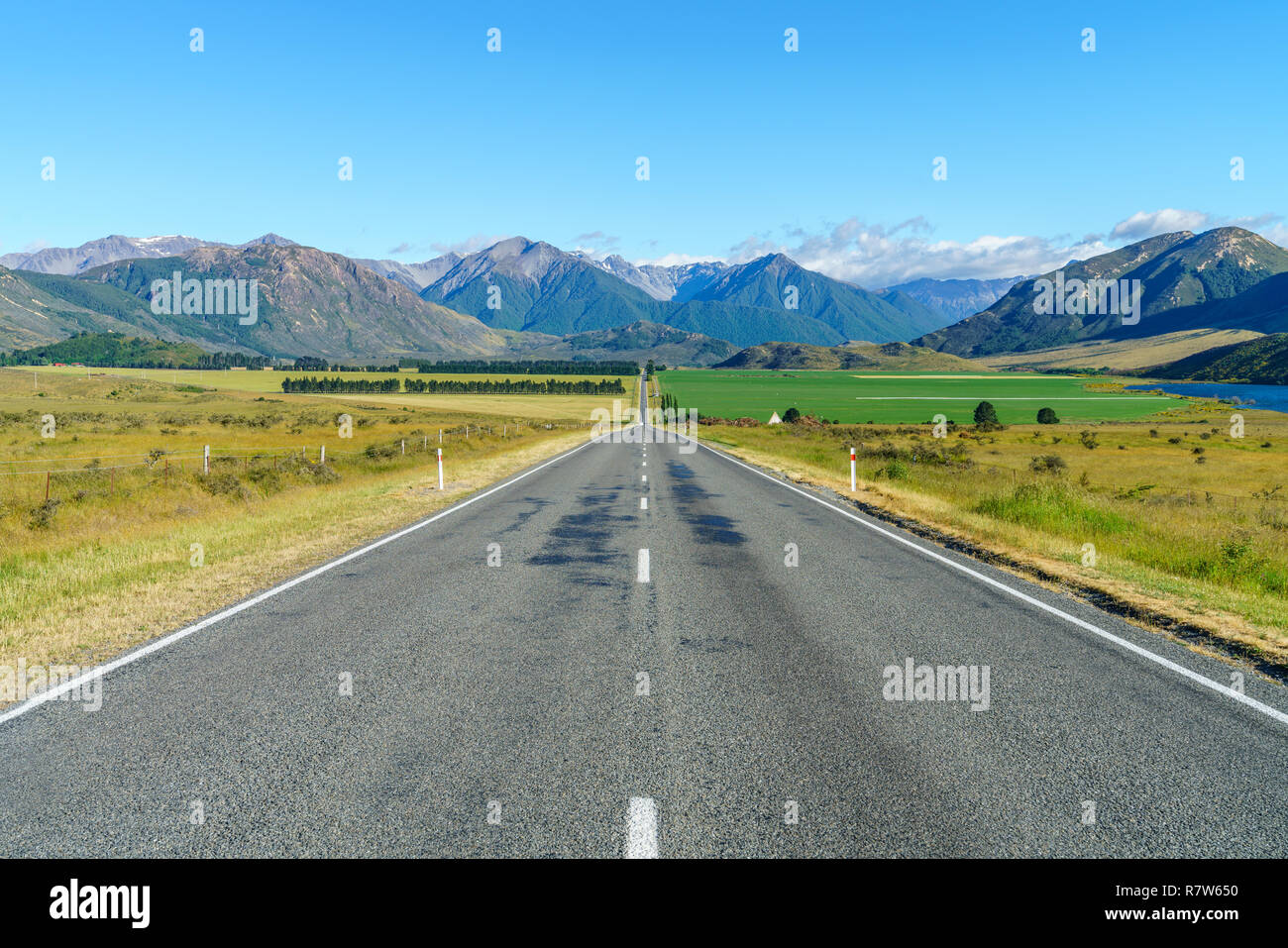 on the road in the mountains, arthurs pass, new zealand Stock Photo Alamy