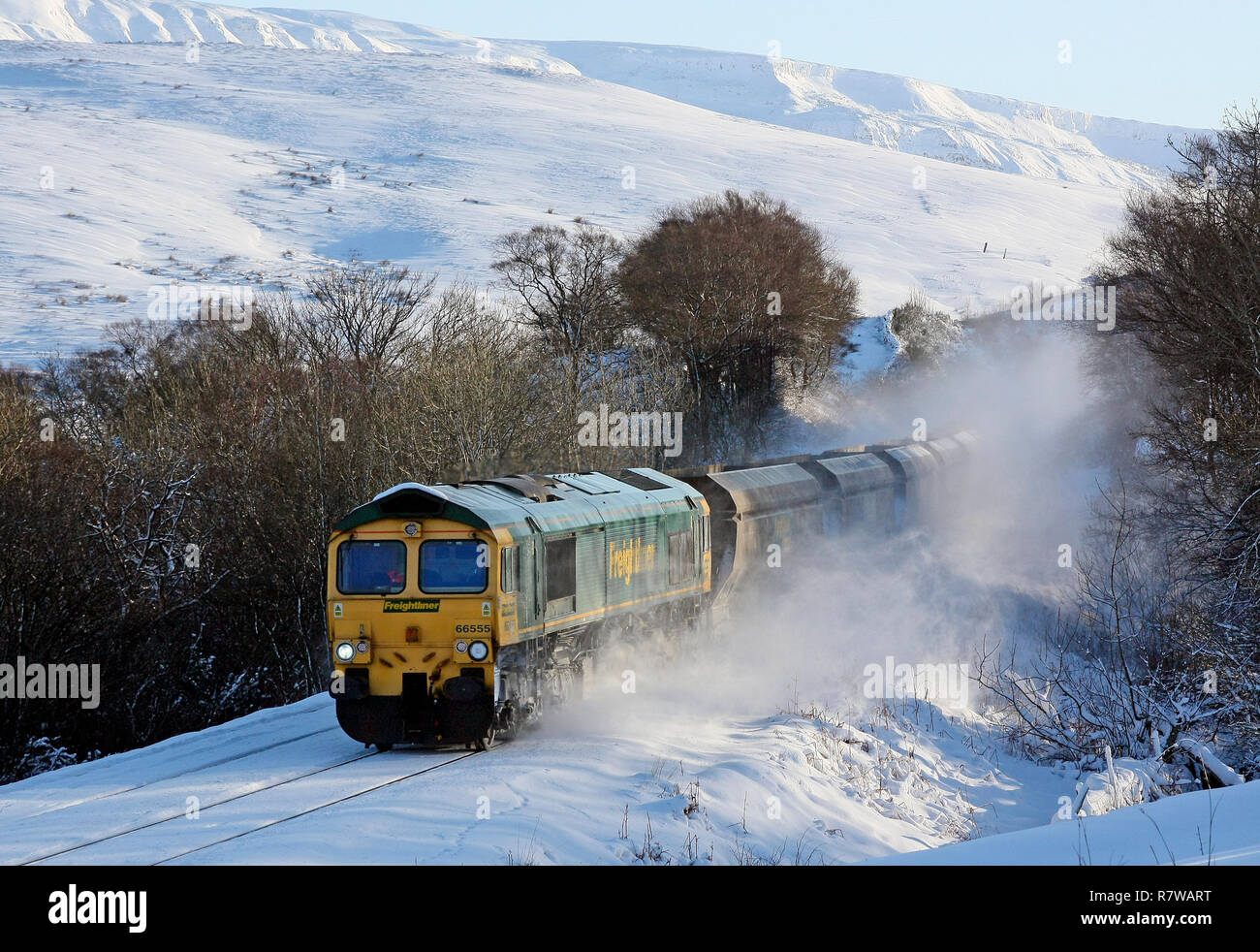 66555 passes Birkett with a Drax to Killoch empty coal service in the snow. Stock Photo