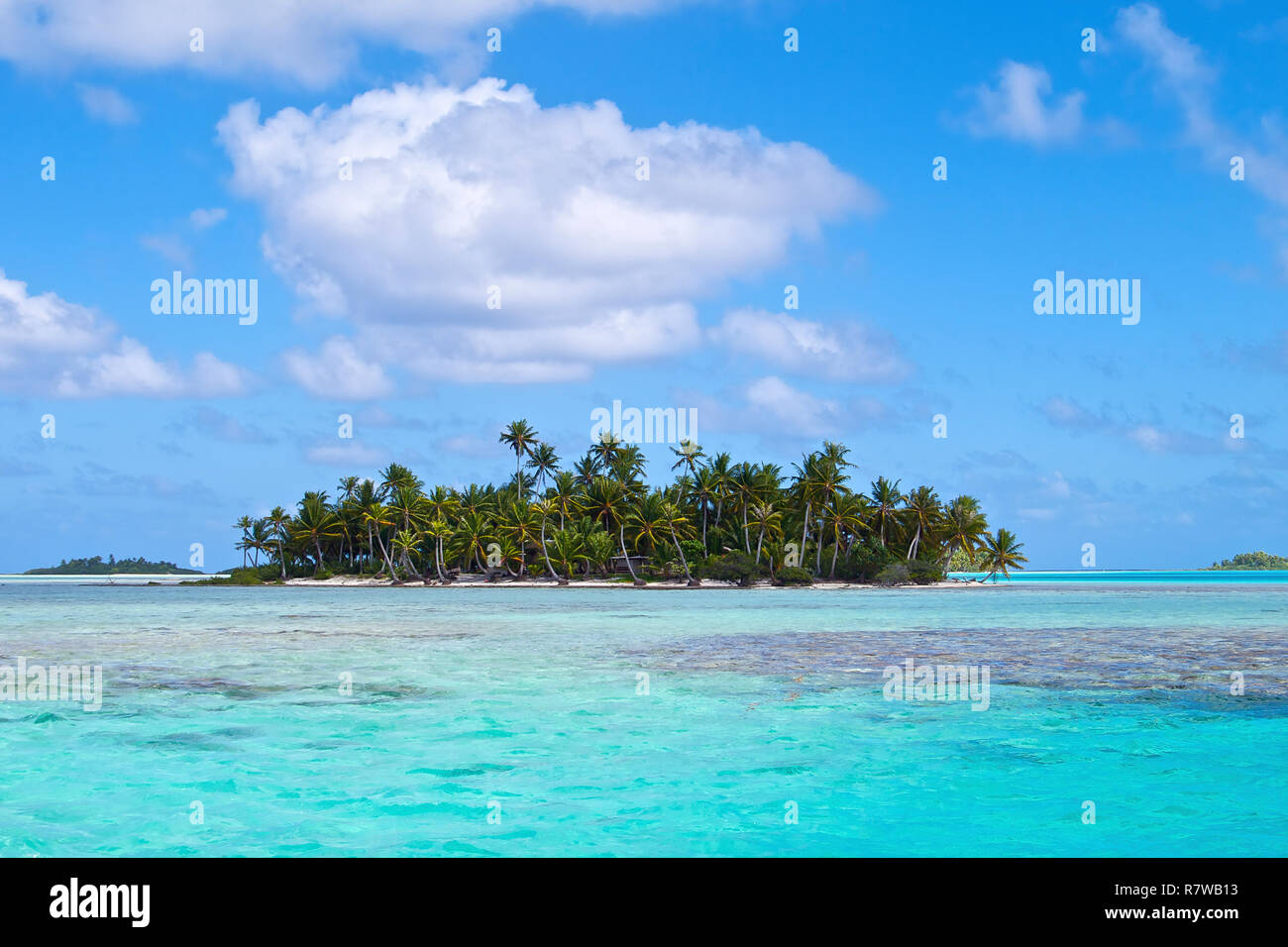 Blue lagoon on Rangiroa atoll Stock Photo - Alamy
