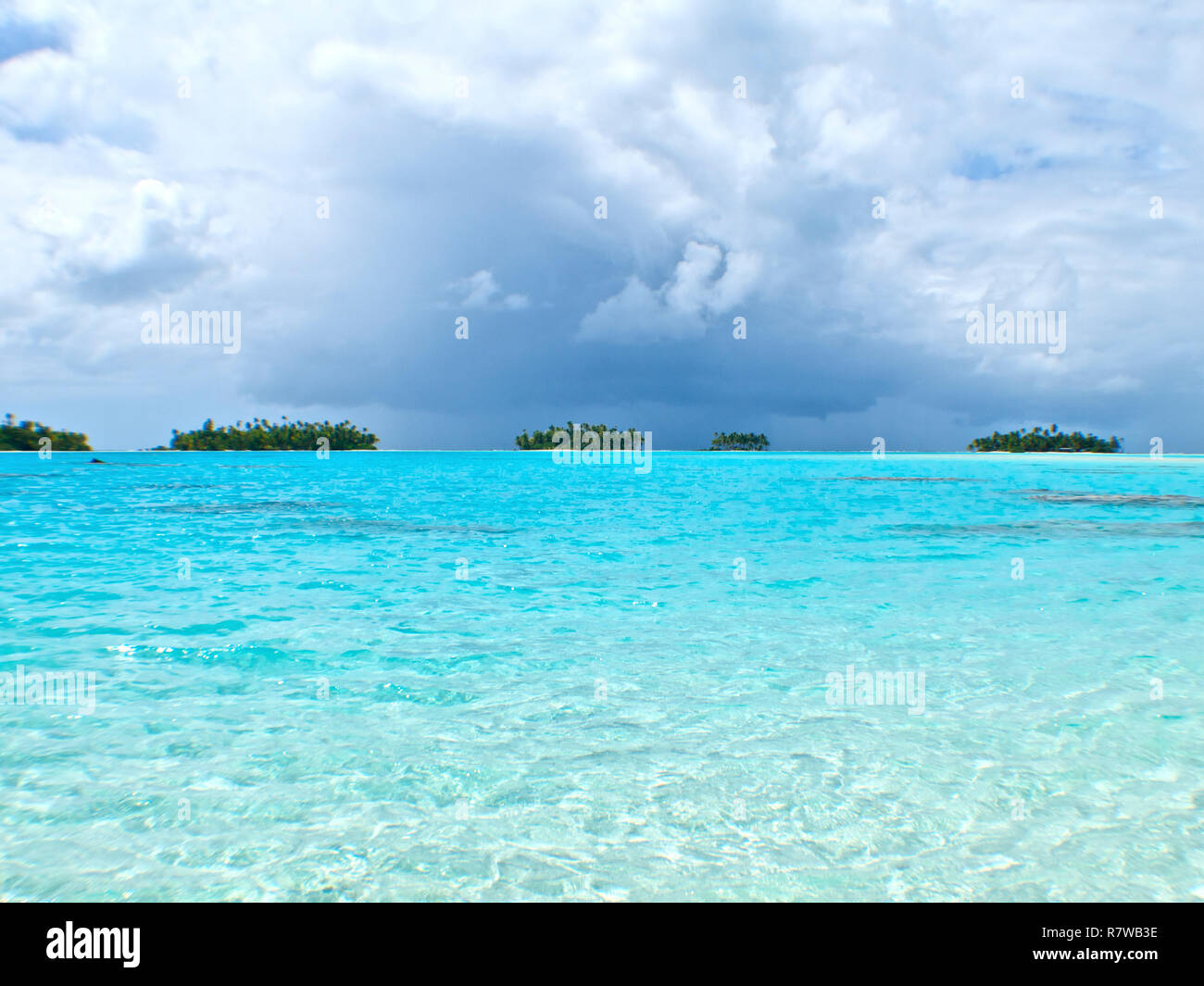 Blue lagoon on Rangiroa atoll Stock Photo - Alamy
