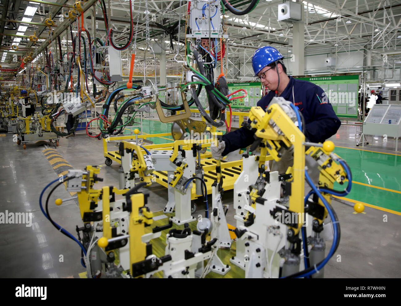 Sanmenxia, Sanmenxia, China. 11th Dec, 2018. Sanmenxia, CHINA-Workers are busy manufacturing electric vehicles at Suda Electric Vehicle Company in Sanmenxia, central ChinaÃ¢â‚¬â„¢s Henan Province. Credit: SIPA Asia/ZUMA Wire/Alamy Live News Stock Photo