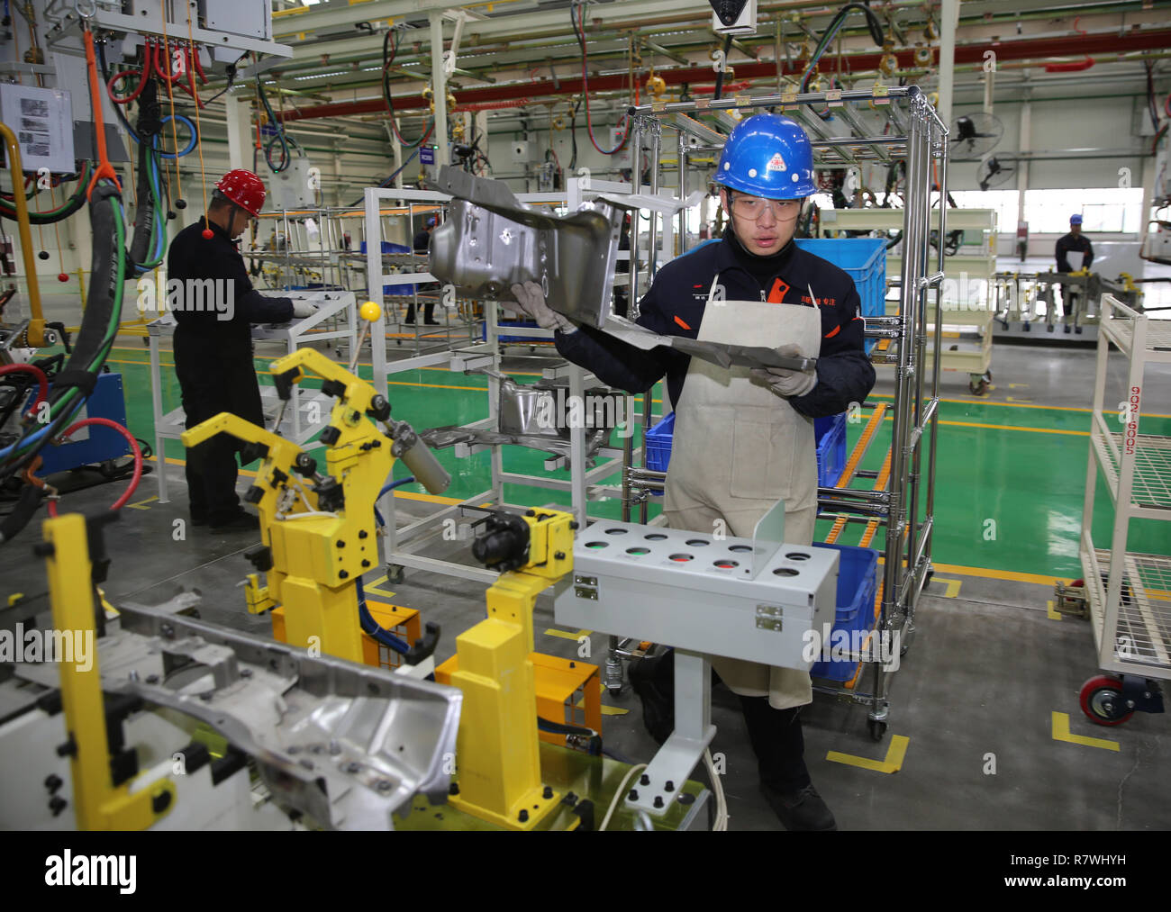 Sanmenxia, Sanmenxia, China. 11th Dec, 2018. Sanmenxia, CHINA-Workers are busy manufacturing electric vehicles at Suda Electric Vehicle Company in Sanmenxia, central ChinaÃ¢â‚¬â„¢s Henan Province. Credit: SIPA Asia/ZUMA Wire/Alamy Live News Stock Photo