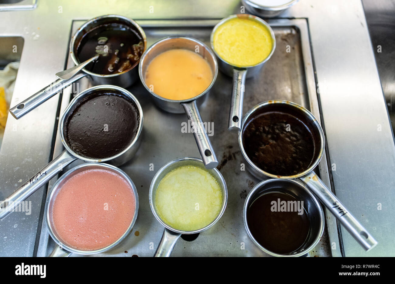 Grenzach Wyhlen, Germany. 28th Nov, 2018. Pots with sauces are placed on a hotplate in the kitchen of the Hotel Eckert. At Christmas time there is a lack of staff in the gastronomy in Baden-Württemberg. Innkeepers take more days off, reduce opening hours and reduce the menu. (to lsw-KORR: 'If waiters and cooks are missing - staff shortage in the catering trade' of 12.12.2018) Credit: Patrick Seeger/dpa/Alamy Live News Stock Photo