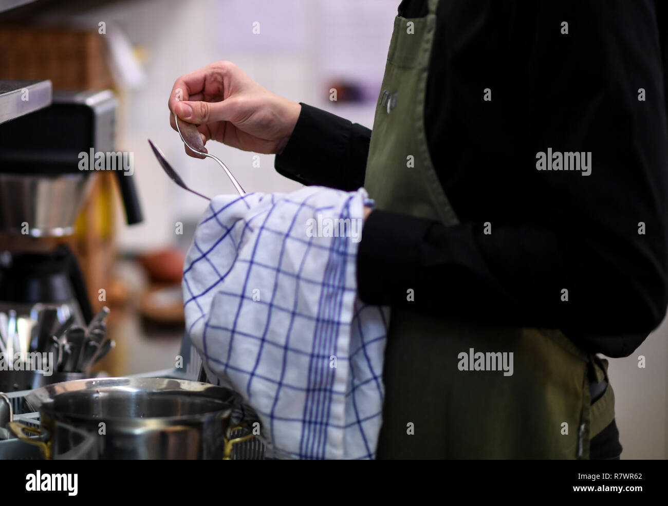 Grenzach Wyhlen, Germany. 28th Nov, 2018. A trainee is standing in the kitchen of the Eckert Hotel drying cutlery. At Christmas time there is a lack of staff in the gastronomy in Baden-Württemberg. Innkeepers take more days off, reduce opening hours and reduce the menu. (to lsw-KORR: 'If waiters and cooks are missing - staff shortage in the catering trade' of 12.12.2018) Credit: Patrick Seeger/dpa/Alamy Live News Stock Photo