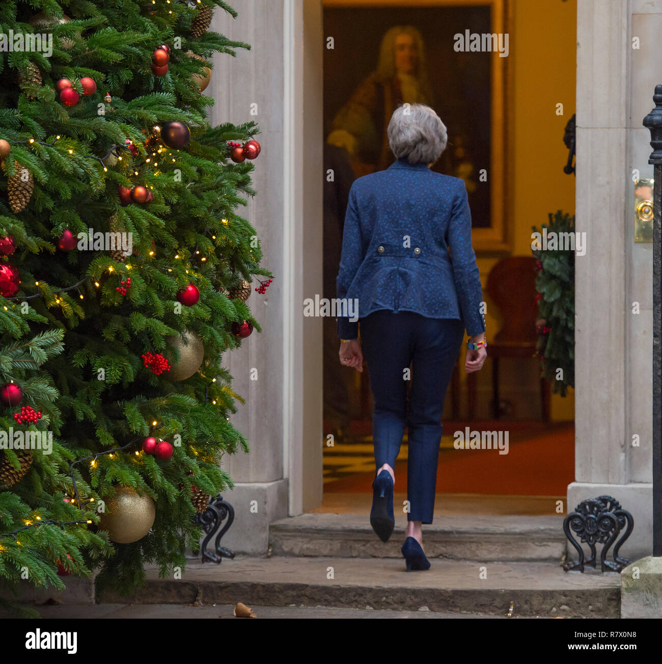 10 Downing Street, London, UK. 12 December, 2018. British Prime Minister Theresa May enters No. 10 after announcing that a vote of no confidence has been sparked and that she will fight the challenge to her leadership after 48 letters were received by the Conservative 1922 Committee. The PM won the ballot on her leadership by 200 votes to 117 on Wednesday evening. Credit: Malcolm Park/Alamy Live News. Stock Photo
