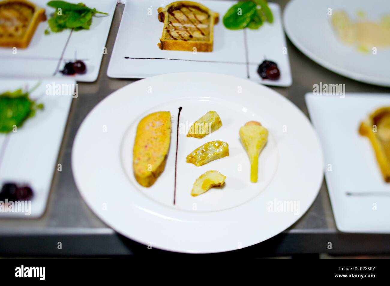 France, Rhone, Lyon, restaurant Mere Brazier of chef Mathieu Viannay, training of foie gras and artichokes Stock Photo