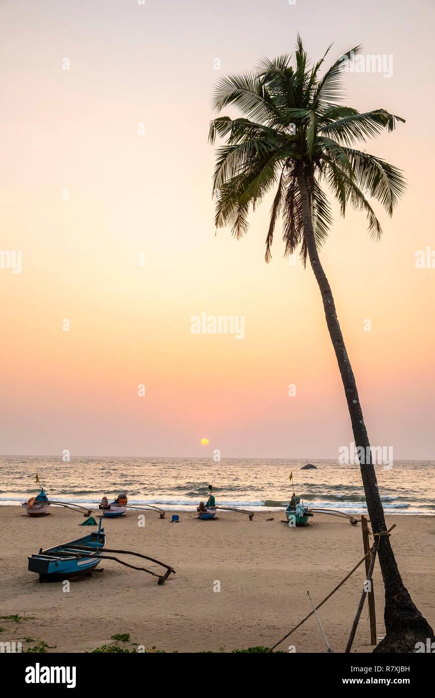 Beach boat sunset hi-res stock photography and images - Alamy