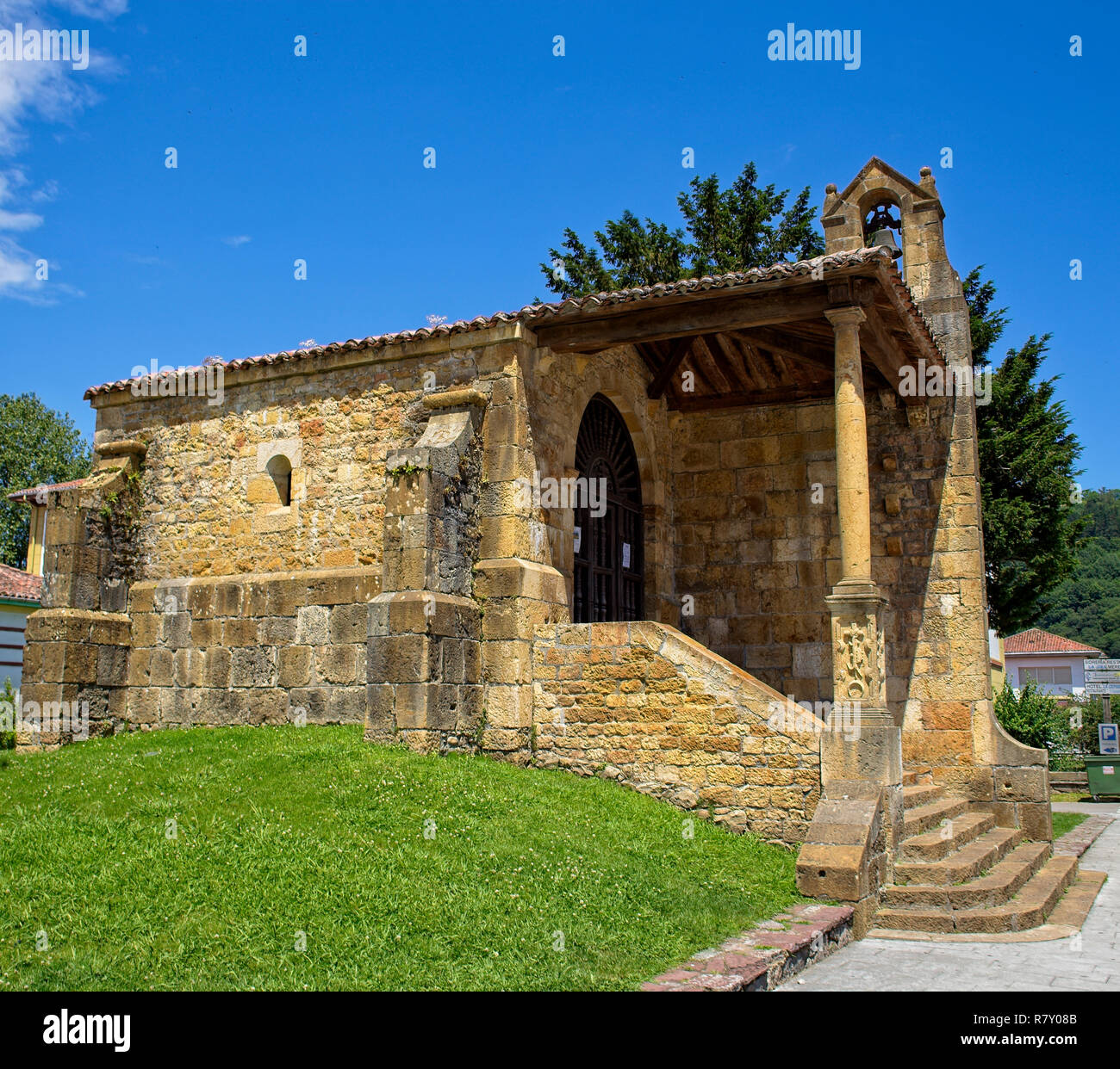 Foto de Dolmen y Capilla de Santa Cruz en Cangas de Onís, Asturias