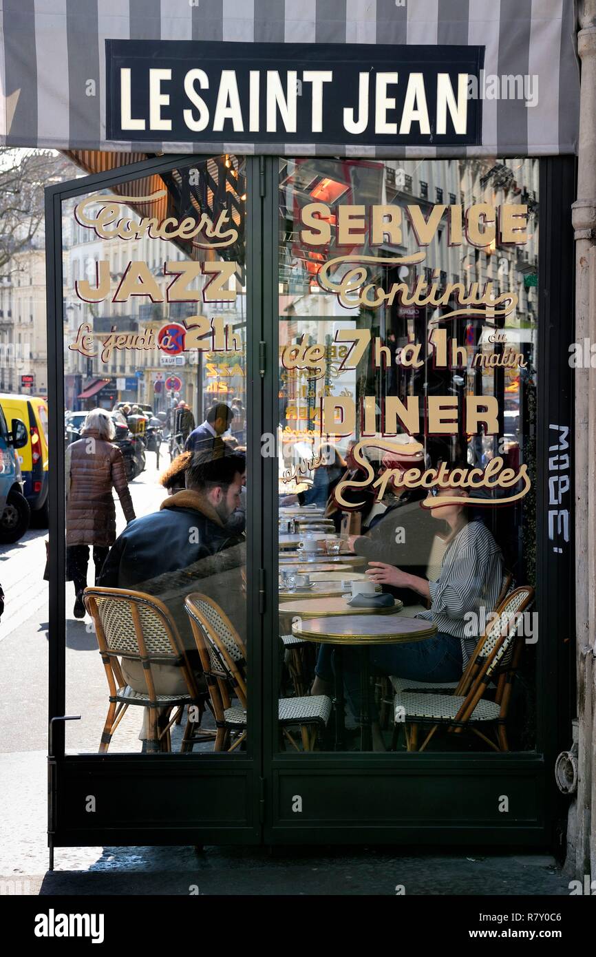 France, Paris, Montmartre, cafe terrace rue des Abbesses Stock Photo