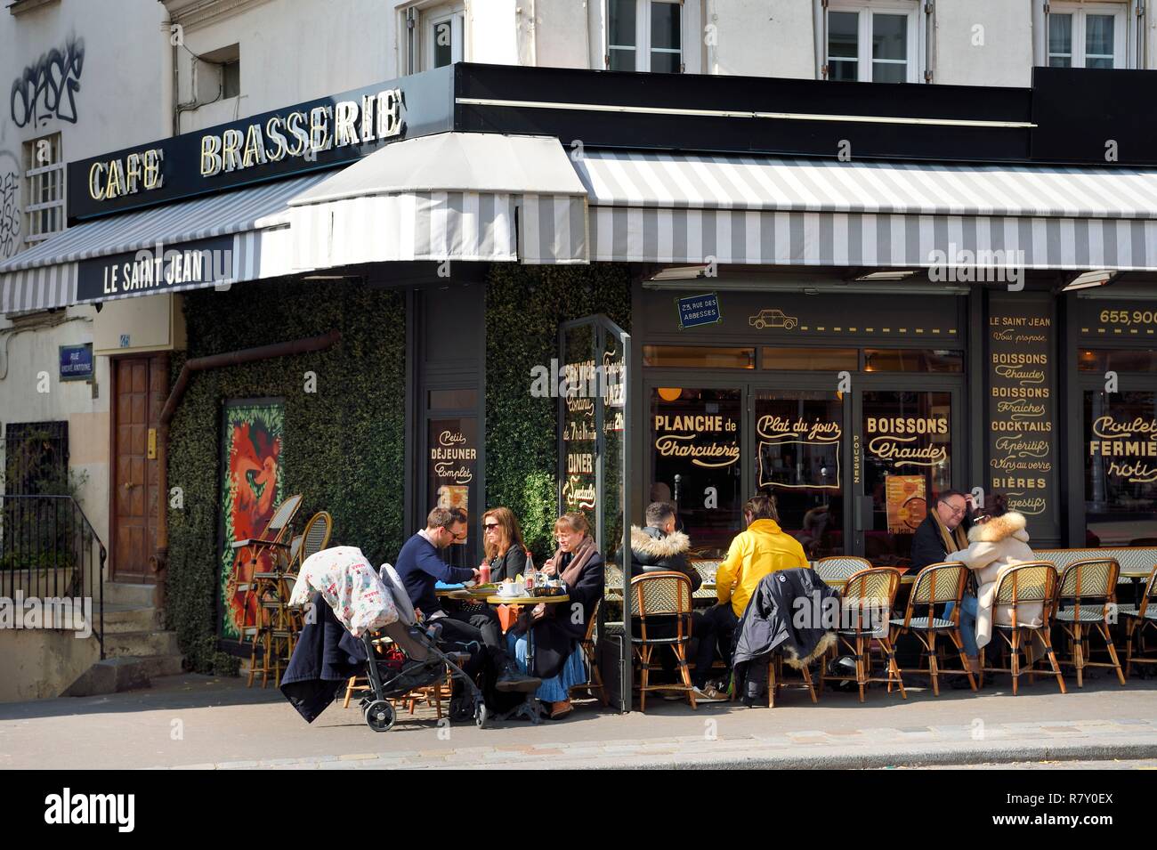 France, Paris, Montmartre, cafe terrace rue des Abbesses Stock Photo